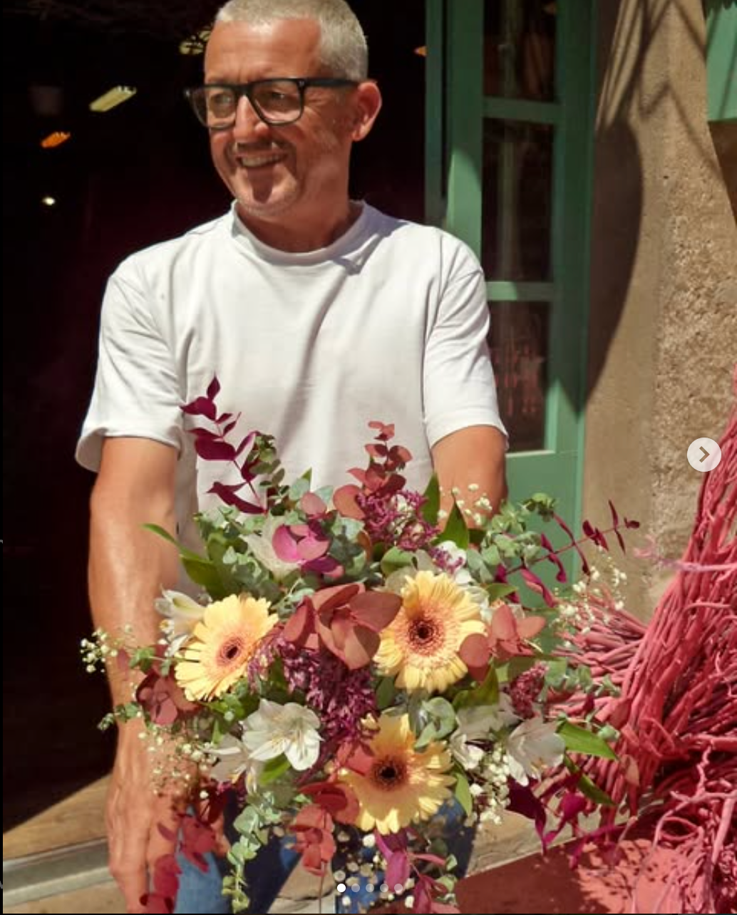 Roger Balsells atendiendo a un cliente